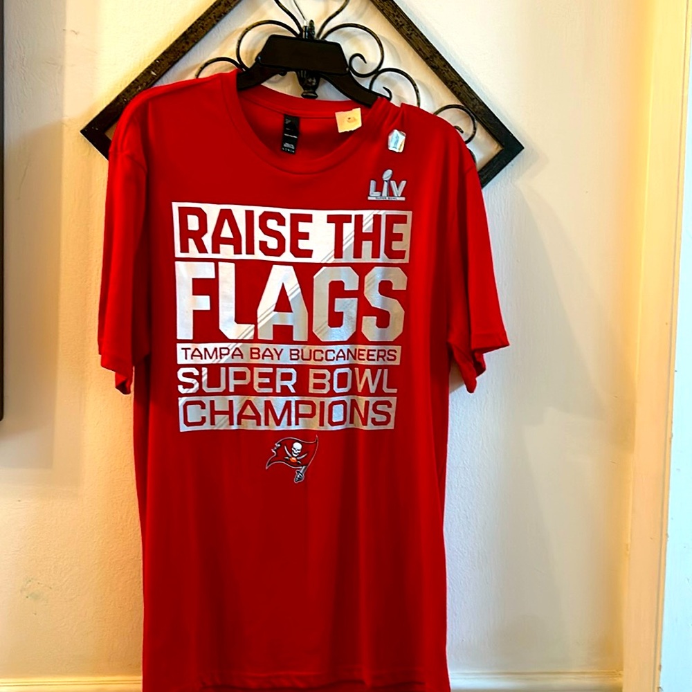 NWT NFL Tampa Bay Buccaneers Men Super Bowl LV Champions Raise The Flags T-shirt